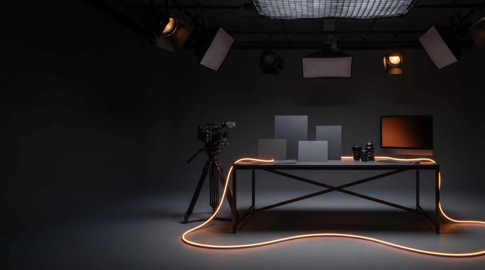 Estúdio de produção com câmera, mesa, monitor e linha de luz laranja, ilustrando planejamento de vídeo com IA